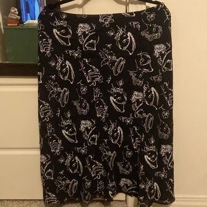 Mid-length skirt, ceduxion piece in size large in excellent condition.